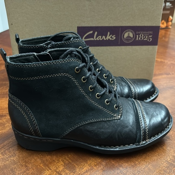 Clarks soft cushion 16724 black leather zip ankle laceup boots Size 6.5 W - Picture 3 of 8